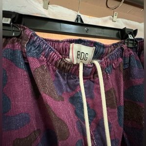 Men’s corduroy elastic waist/ankle pants.